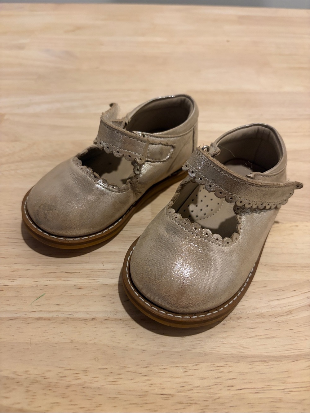 Elephantito Light Champagne Metallic Scallop Mary Jane Shoes  Size 6 / EU 21